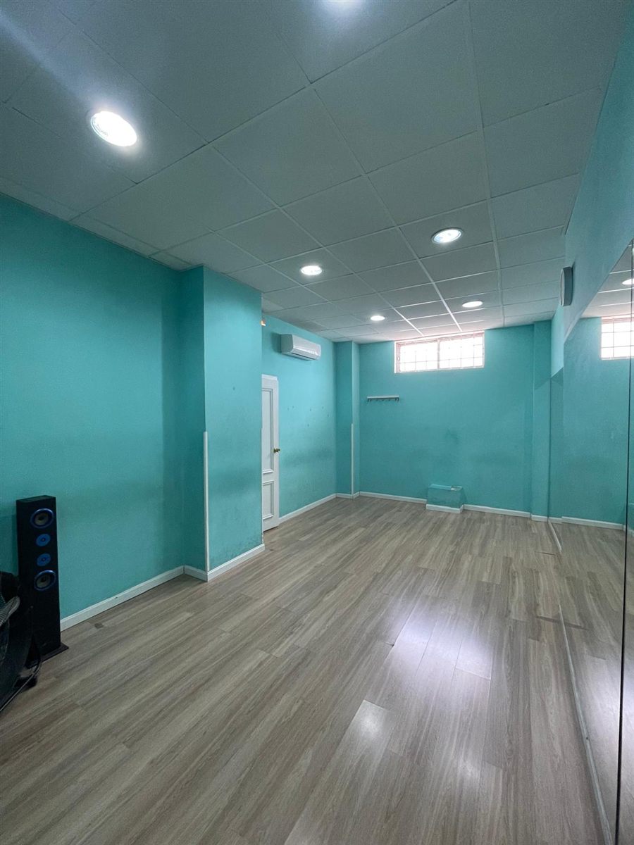 Sala 1, la de recepción a la izquierda: paredes turquesa y suelo de madera clara