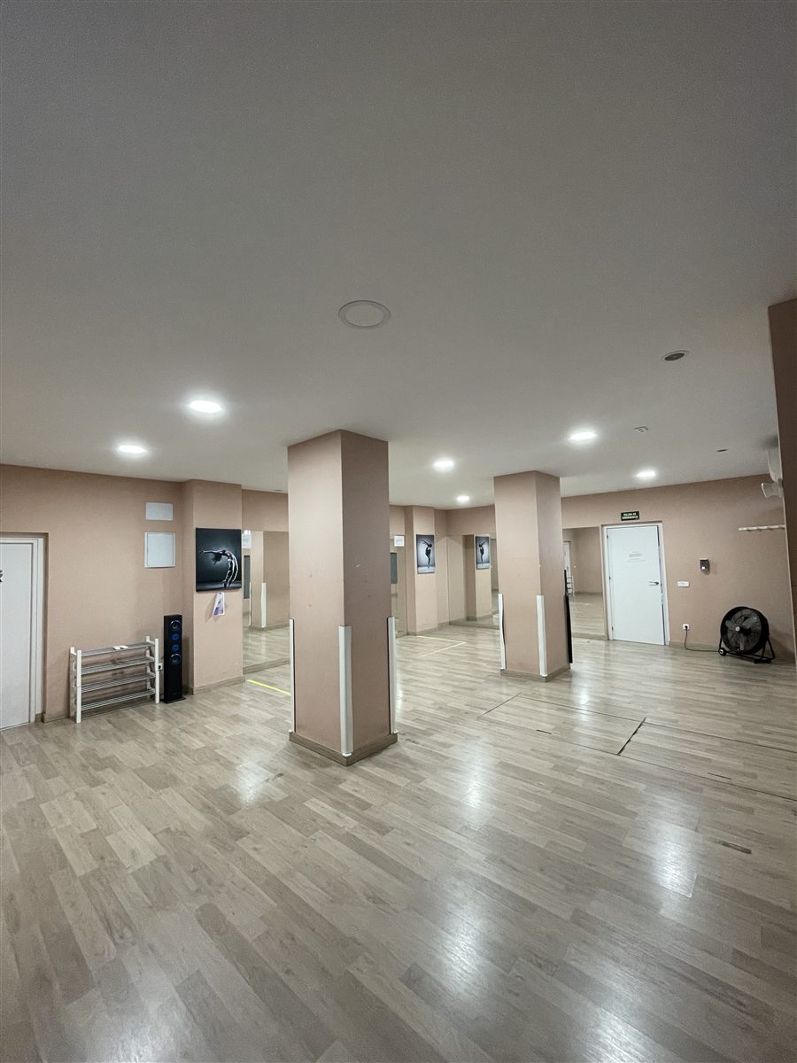 Sala 3, la del código: sala grande con columnas y suelo de madera clara