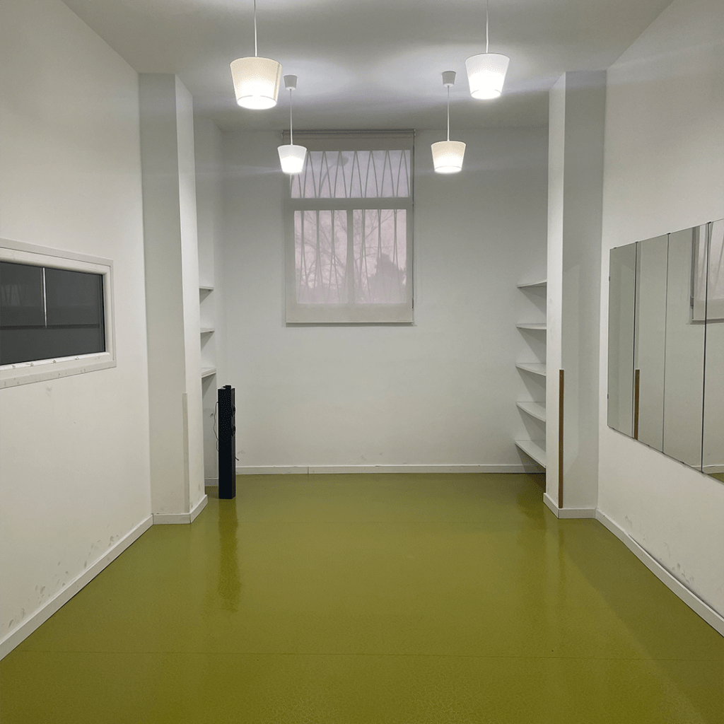 Sala 4 de 35 metros con iluminación RGB