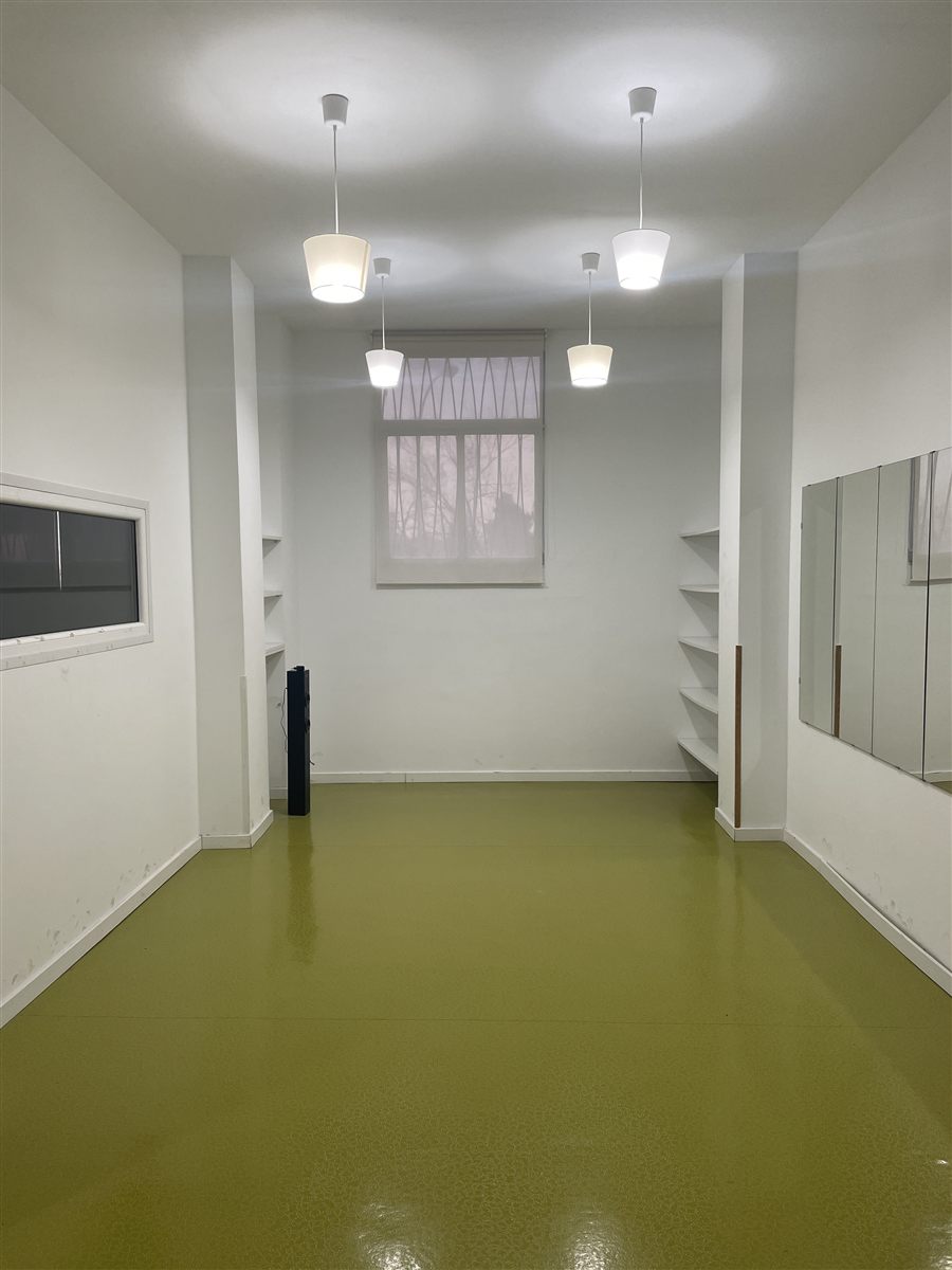 Sala 4, la verde: suelo verde, lámparas colgantes y ventana al fondo