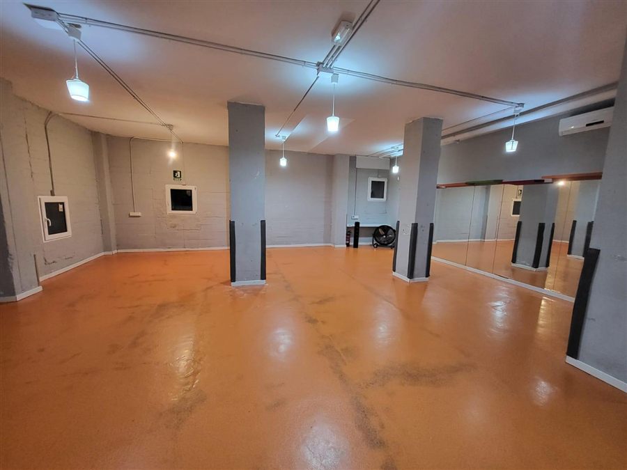 Sala 5, la naranja de abajo: suelo naranja, columnas y espejos