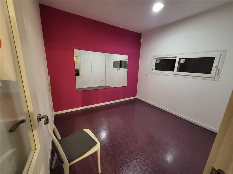 Sala 6, la pequeña: pared magenta con espejo y suelo granate