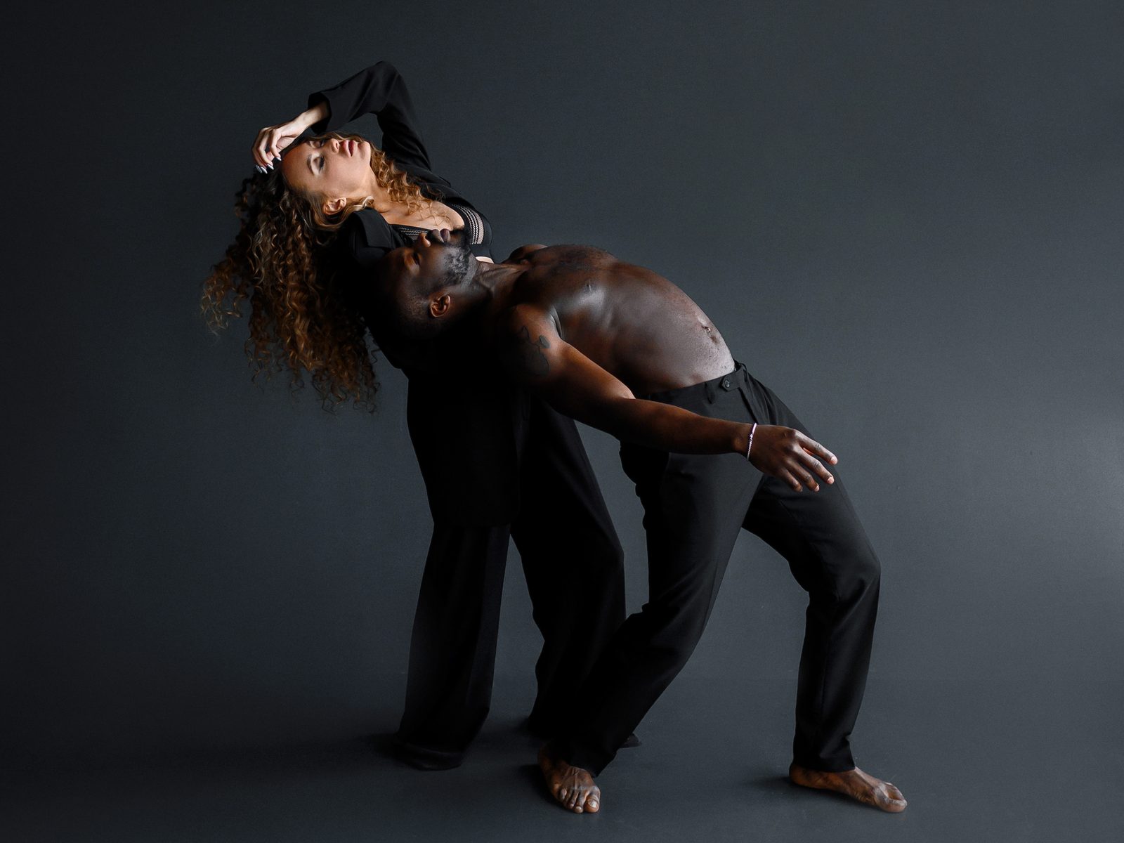 Pareja de baile con la cabeza y el pelo en movimiento, un gesto característico del bachazouk